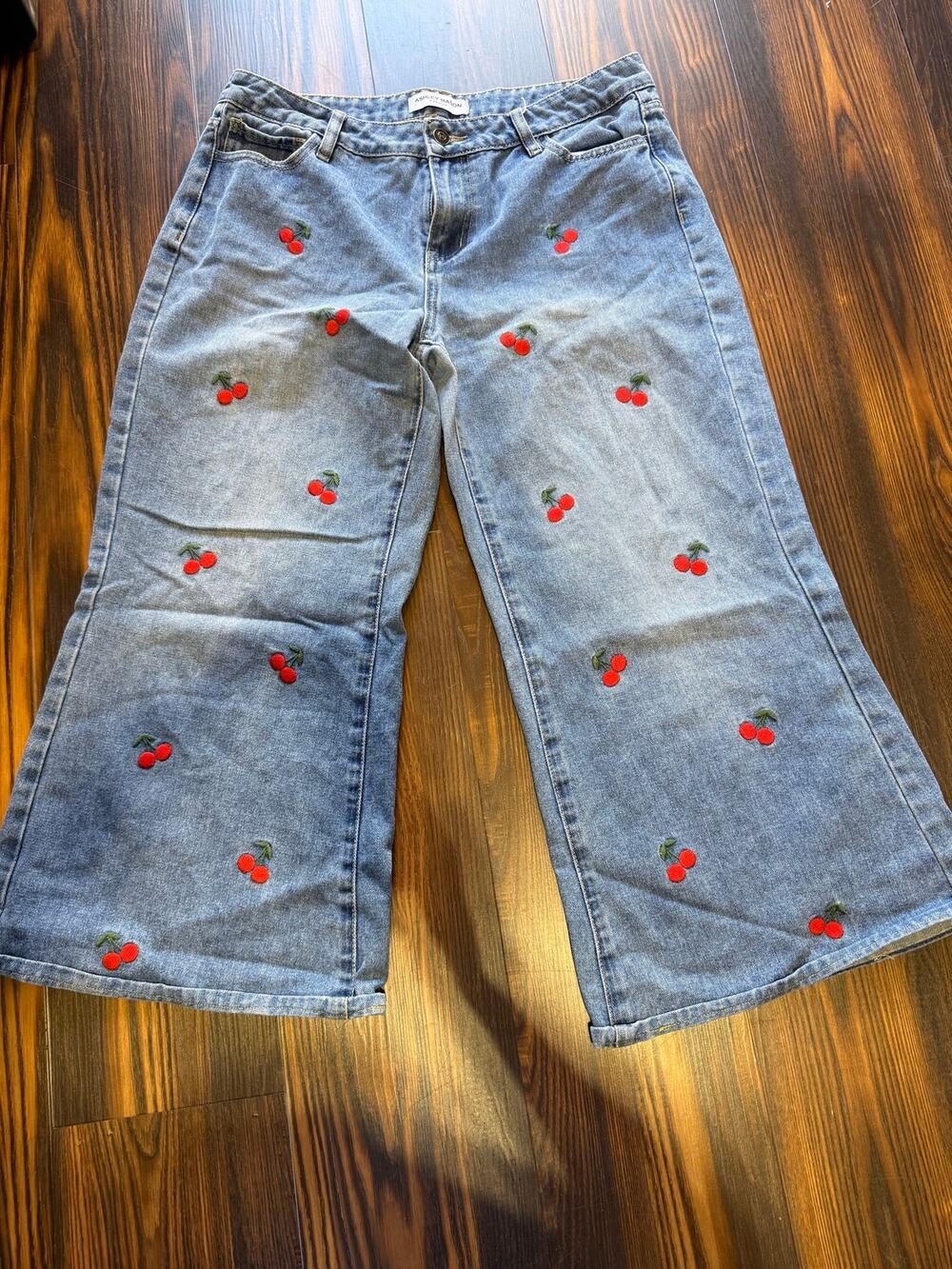 Ashley Mason Embroidered Cherry Print Wide Leg Cropped Jeans Size 11/30